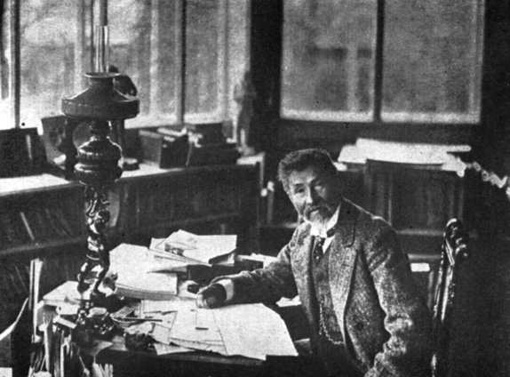 Рис. 17. И. Е. Репин в кабинете. Фотография 1910-х гг