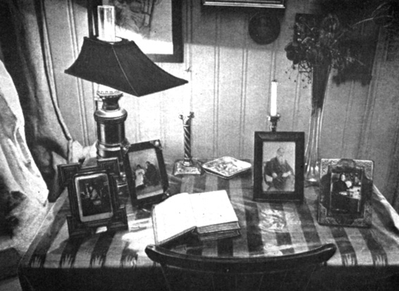 Рис. 23. Гостиная. Рабочий стол Н. Б. Нордман. Фотография 1975 г.