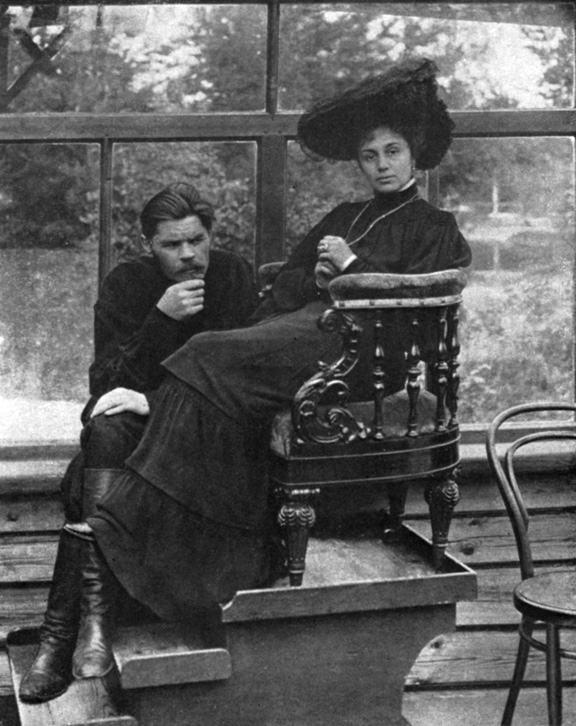 Рис. 24. А. М. Горький и М. Ф. Андреева на зимней веранде. Фотография 1905 г.